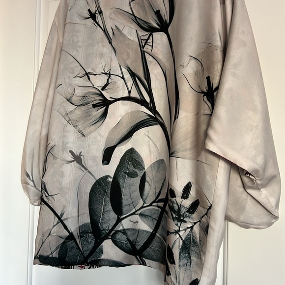 Black coral reversible silk open blouse - Picture 8 of 10